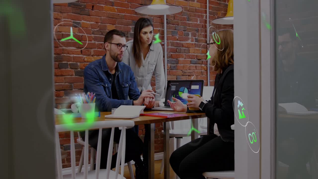 animação de ícones em círculos sobre colegas multirraciais discutindo relatório sobre laptop no escritório.