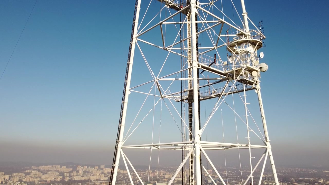 Vista aerea di un drone in volo vicino a una torre TV.