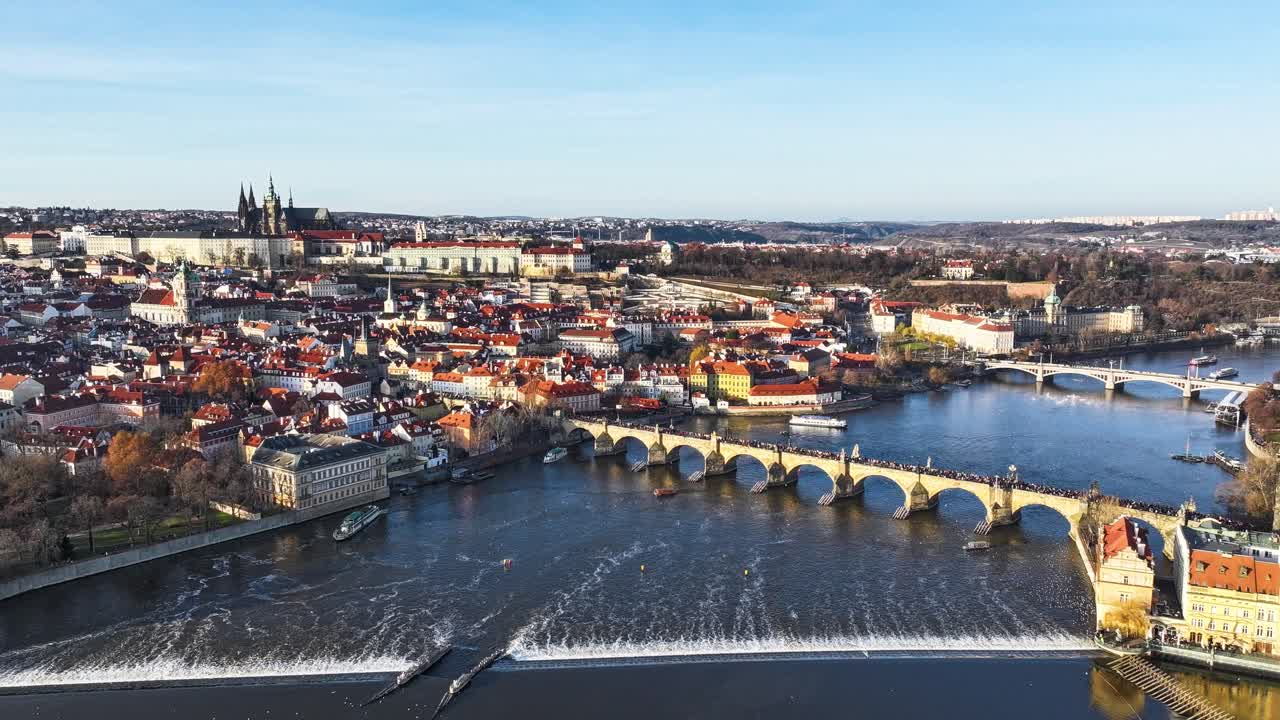 Hyperlapse aereo del Ponte Carlo e barche nel fiume, skyline della città di Praga