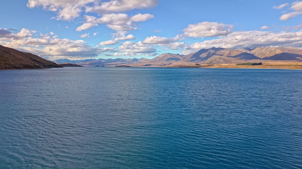 Clear blue lake with mountain backdrop, stunning alpine scenery, Tekapo