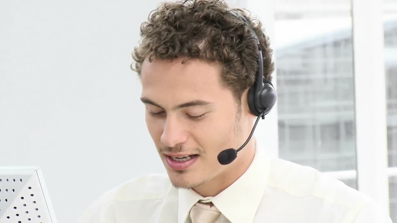 Ung forretningsmann med headset på