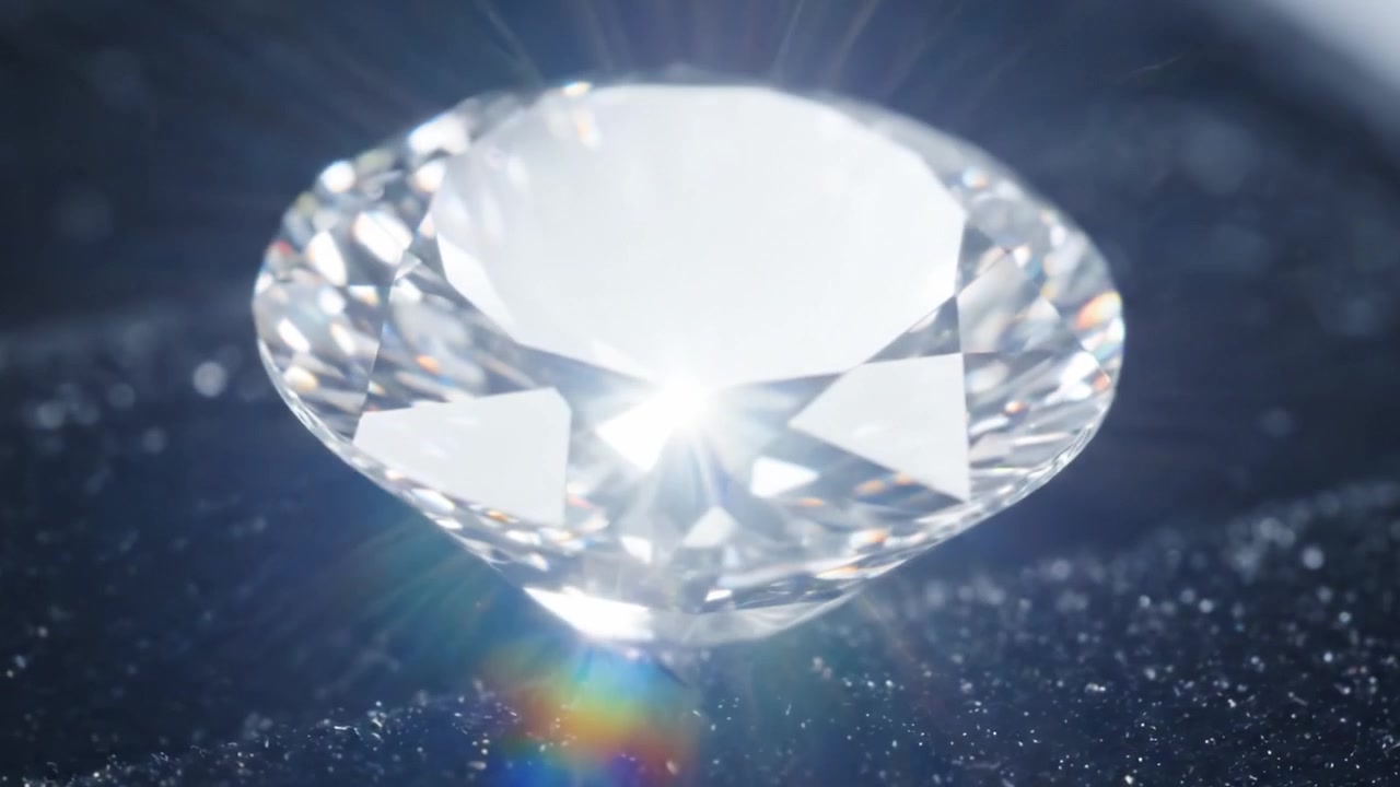 Fengslende nærbilde av en briljantslipt diamant som glitrer mot en mørk bakgrunn, som viser dens feilfrie klarhet og prismatiske refleksjon i to fantastiske rammer