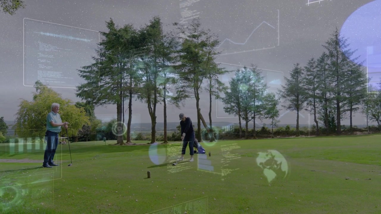 Golfista al centro che allinea la palla e poi colpisce, l'amico a sinistra guarda mentre la palla viene lanciata, dati HUD che tracciano il colpo