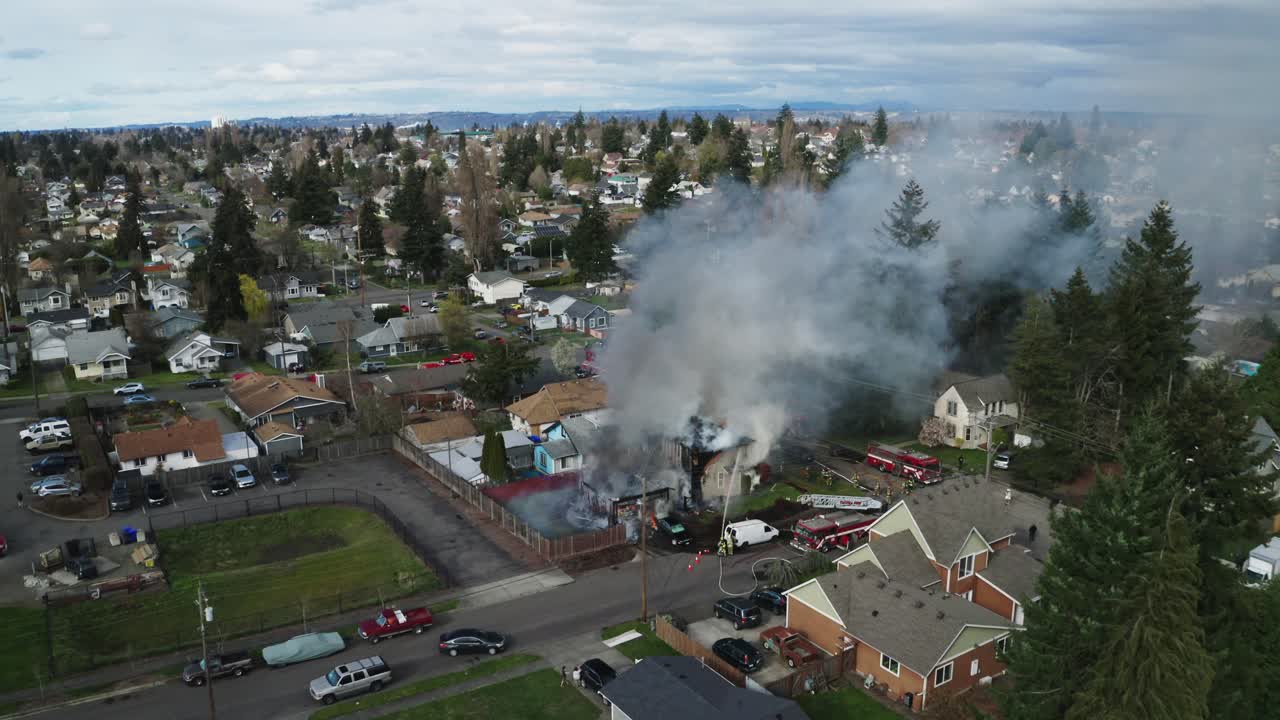 소방차 가 이웃 의 불타는 집 에 물 을 뿌리고 있다