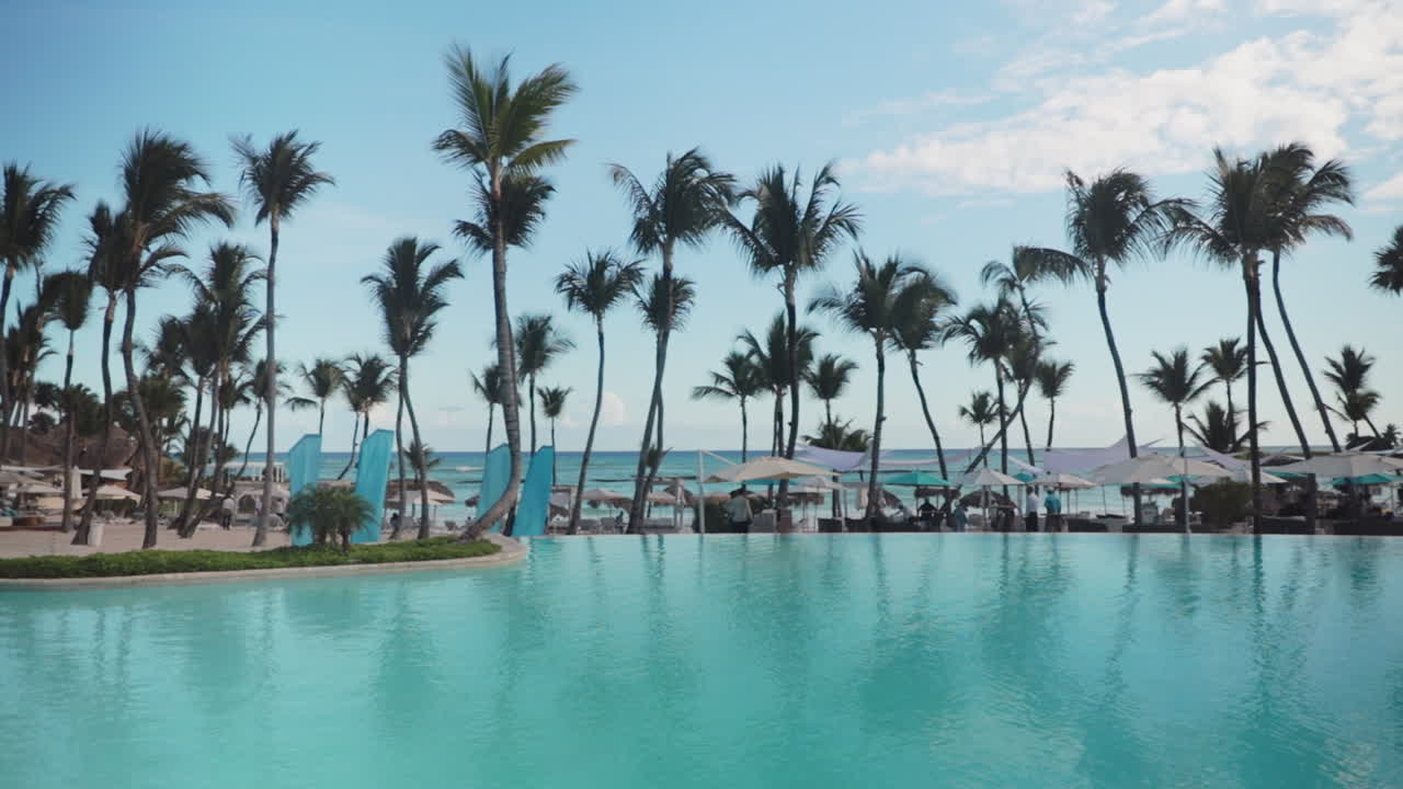 toma de paralaje de piscina frente al mar en el caribe