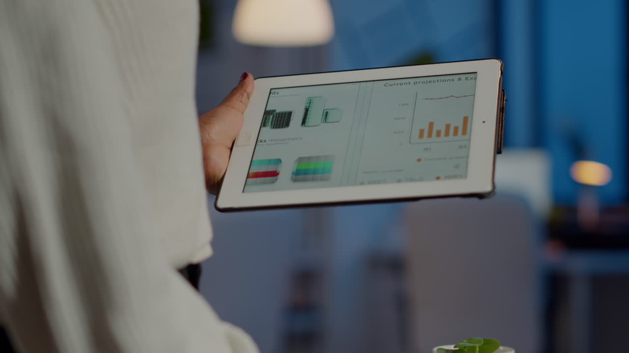 primer plano del empresario negro analizando los informes financieros hacer zoom en