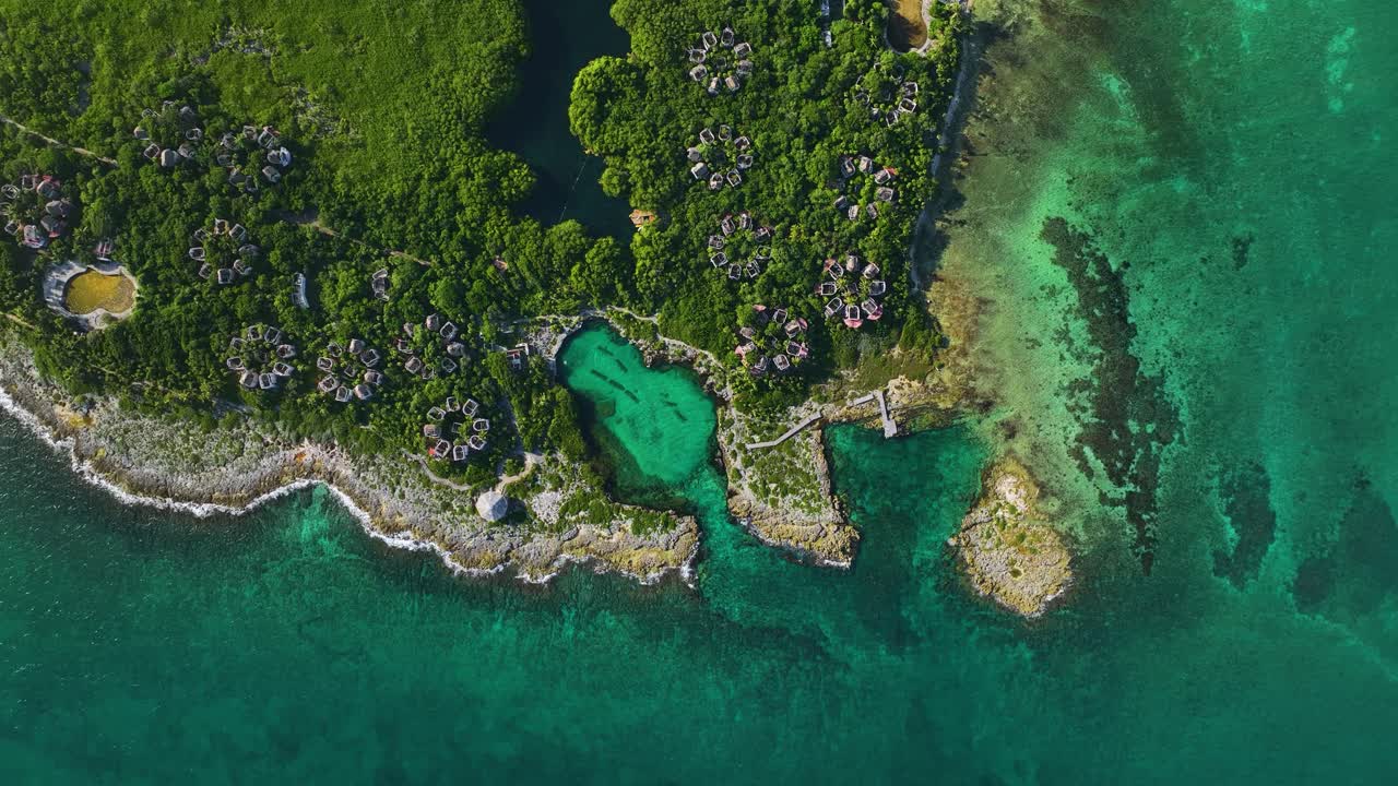 vista aérea sobre el cenote casa en el soleado xpu-ha, méxico - ojo de pájaro, disparo de drones