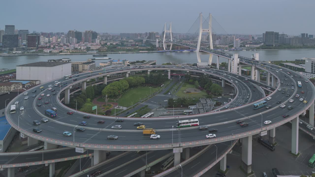 el tiempo de movimiento del tráfico en la carretera en espiral del puente de nanpu de día a noche, shanghai, china en video 4k