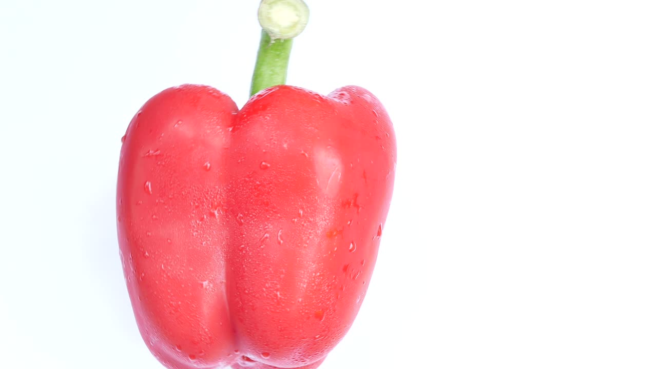 pimienta roja girando sobre un fondo blanco