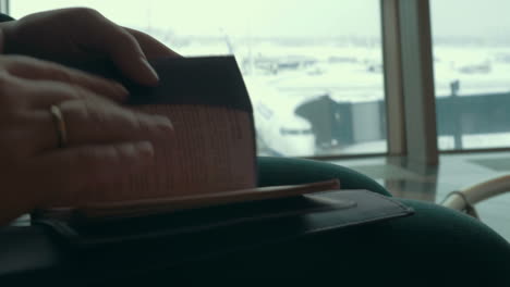 mujer en el aeropuerto comprobando la identificación