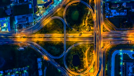 vista superior del lapso de tiempo de la autopista, la autopista y la autopista en el detalle de la intersección del circo