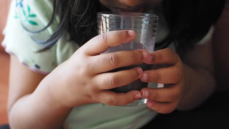 niño bebiendo de un vaso