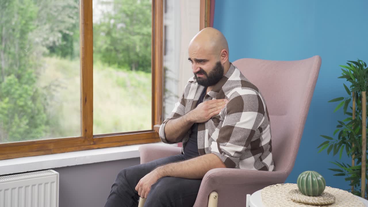 un hombre con problemas familiares se aburre.