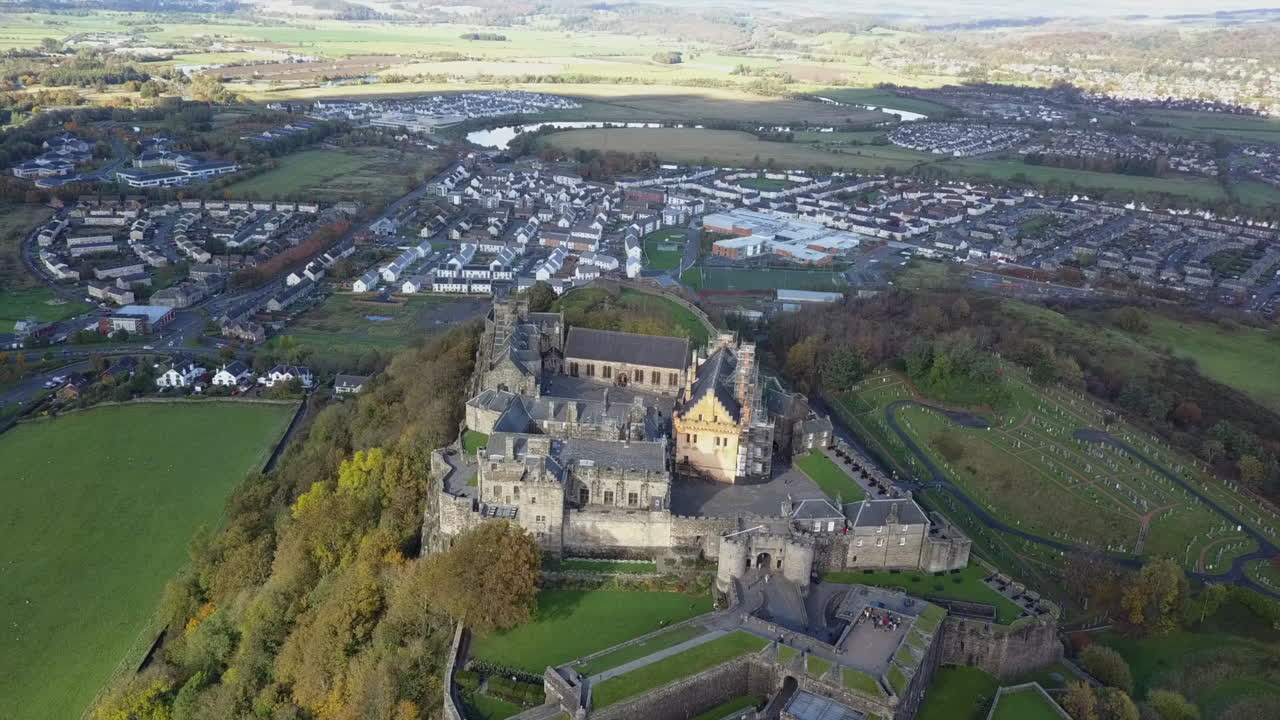 Il Castello di Stirling si erge su un alto sperone roccioso, domina Stirling, Scozia.
