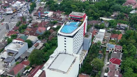 Vista-Aérea-Del-Hotel-Indoluxe-Con-Piscina-En-La-Azotea,-Yogyakarta,-Indonesia