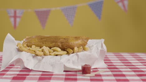 Studioaufnahme-Eines-Traditionellen-Britischen-Essens-Zum-Mitnehmen-Mit-Fish-And-Chips-3