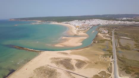 Luftaufnahme-Der-Weißen-Stadt-Barbate-In-Cadiz-Mit-Dem-Strand-Und-Dem-Hügel-Dahinter