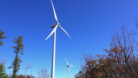 Windturbinen,-Die-An-Einem-Sonnigen,-Klaren-Herbsttag-In-Betrieb-Sind