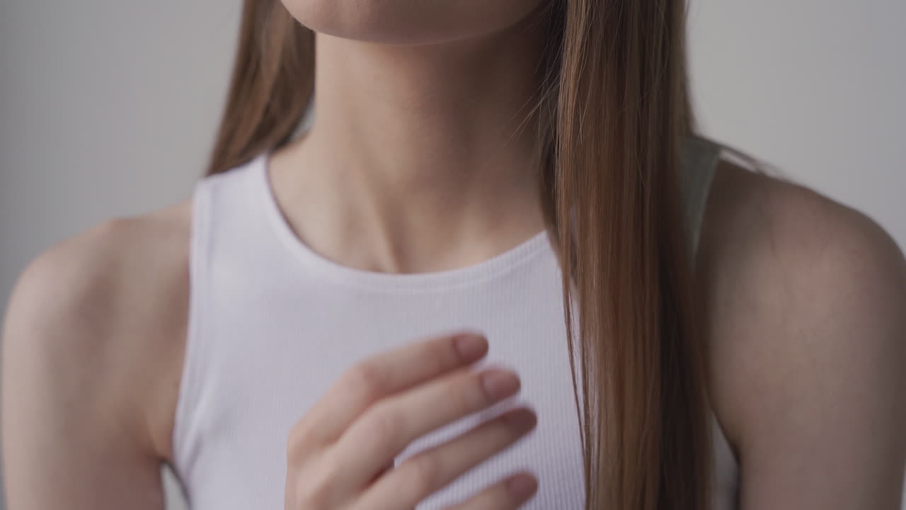 그녀의 머리를 가지고 노는 여자의 세부 사항 1