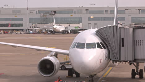 el avión se prepara para el despegue