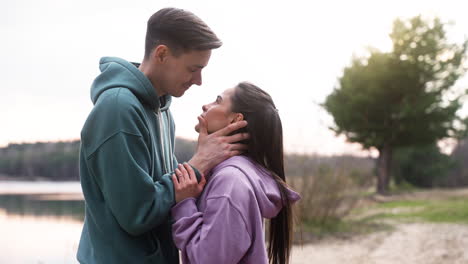 pareja besándose en el bosque