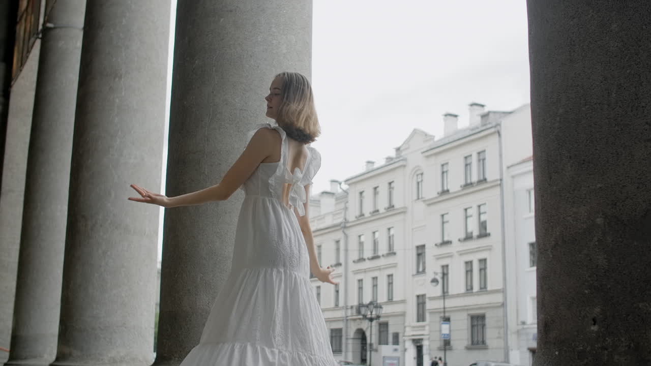 도시에서 춤을 추는 여자