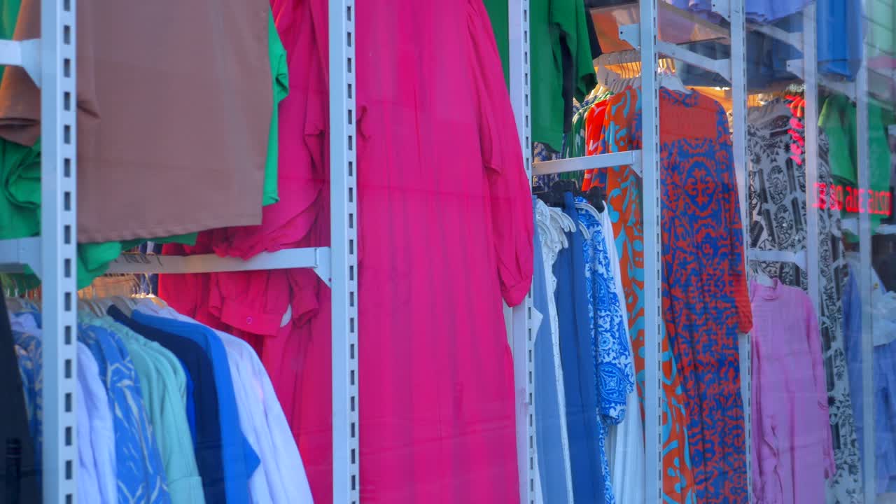 상점 에서 다채로운 옷 을 전시 하는 것