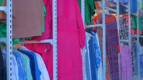 exhibición de ropa de colores en una tienda