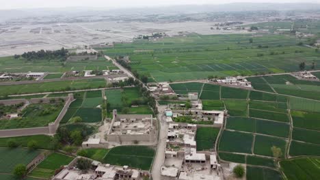 Vom-Himmel-Aus:-Ein-Faszinierender-Blick-Auf-Das-Schlammige-Dorf-Afghanistans