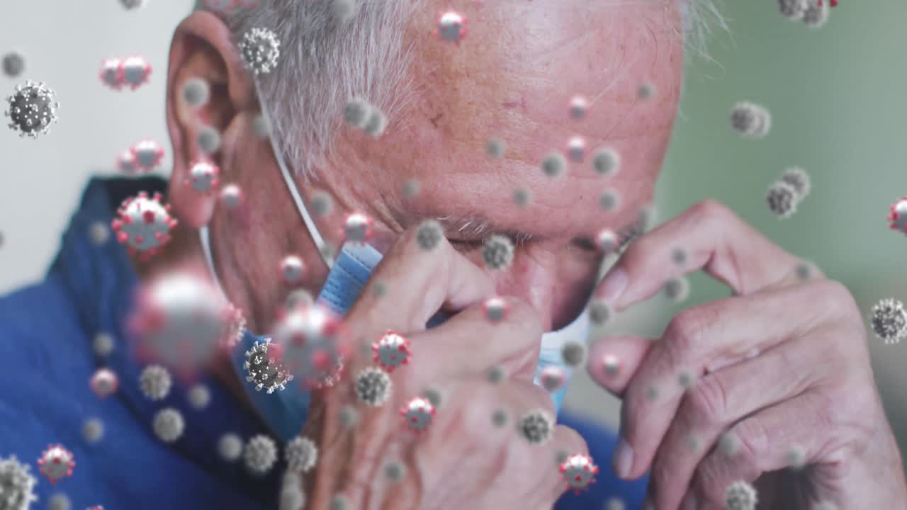 얼굴 마스크를 착용한 고령 백인 남성에 대해 떠다니는 여러 코로나19 세포의 복합 비디오