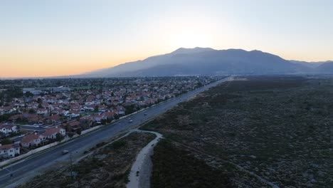 Lytle-Creek,-Kalifornien,-Während-Eines-Waldbrandes-Mit-Einer-Rauchigen,-Dunstigen-Bergkette-Im-Hintergrund-Eines-Wunderschönen-Sonnenuntergangs-Und-Einer-Luftumlaufbahn-Im-Nachbarschaftsvordergrund-Mit-60-Bildern-Pro-Sekunde