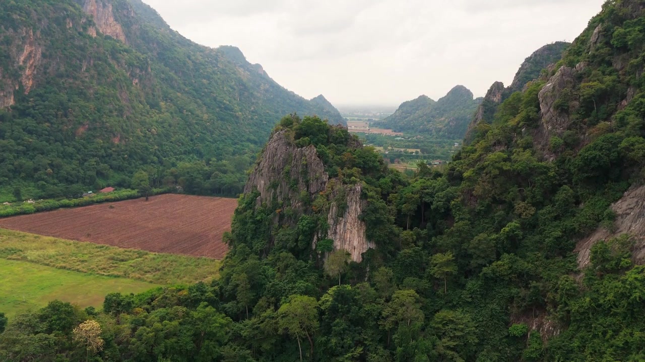 Cảnh quay drone núi đá vôi Ban Chai Khao ở tỉnh Uthai Thani, Thái Lan; điểm đến du lịch "Thụy Sĩ Thái Lan" từ trên cao, kỳ nghỉ dưỡng vùng nông thôn hẻo lánh.