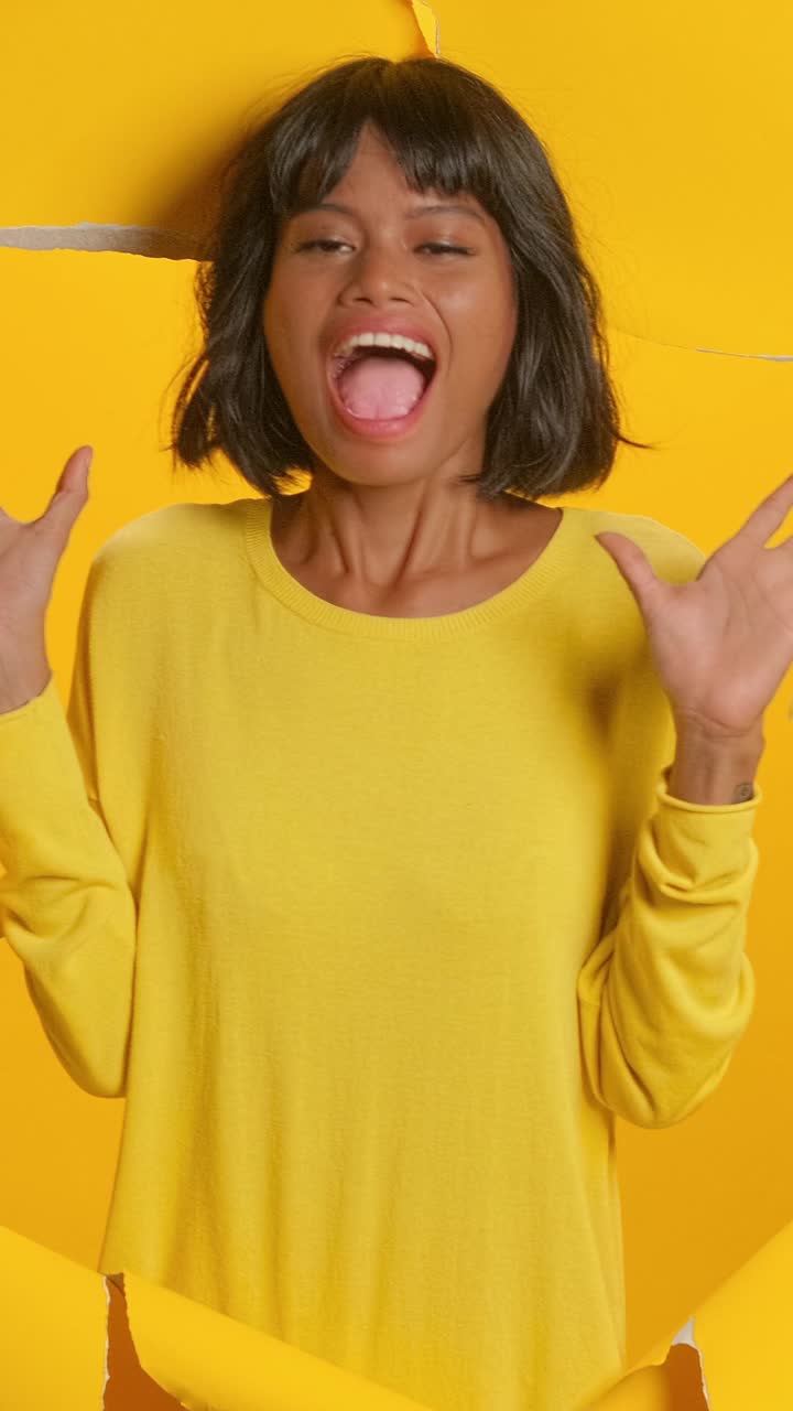 un momento affascinante di gioia ed espressione su uno sfondo giallo vibrante