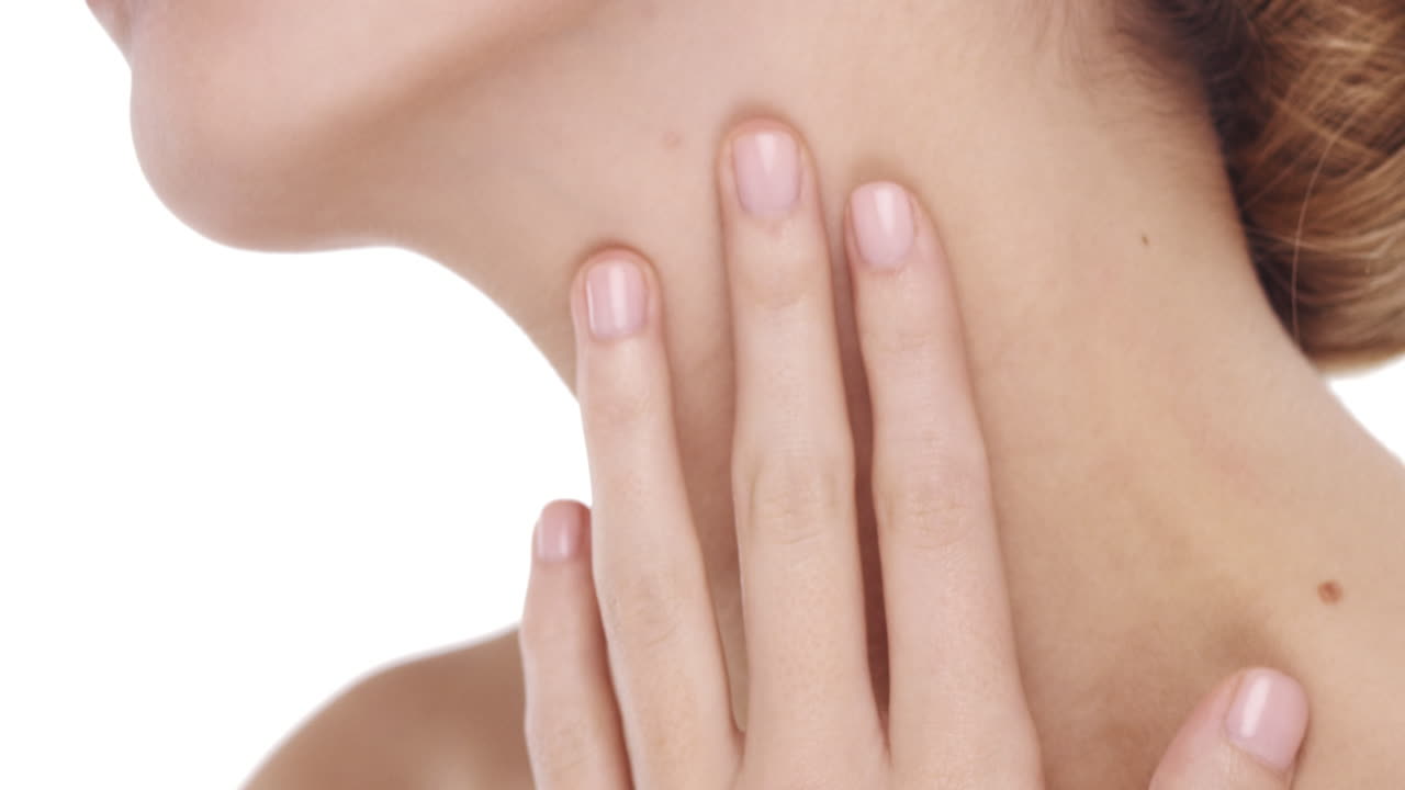 白い背景のスローモーションの美容ケアコンセプトで美しい顔に触れる女性の肖像画