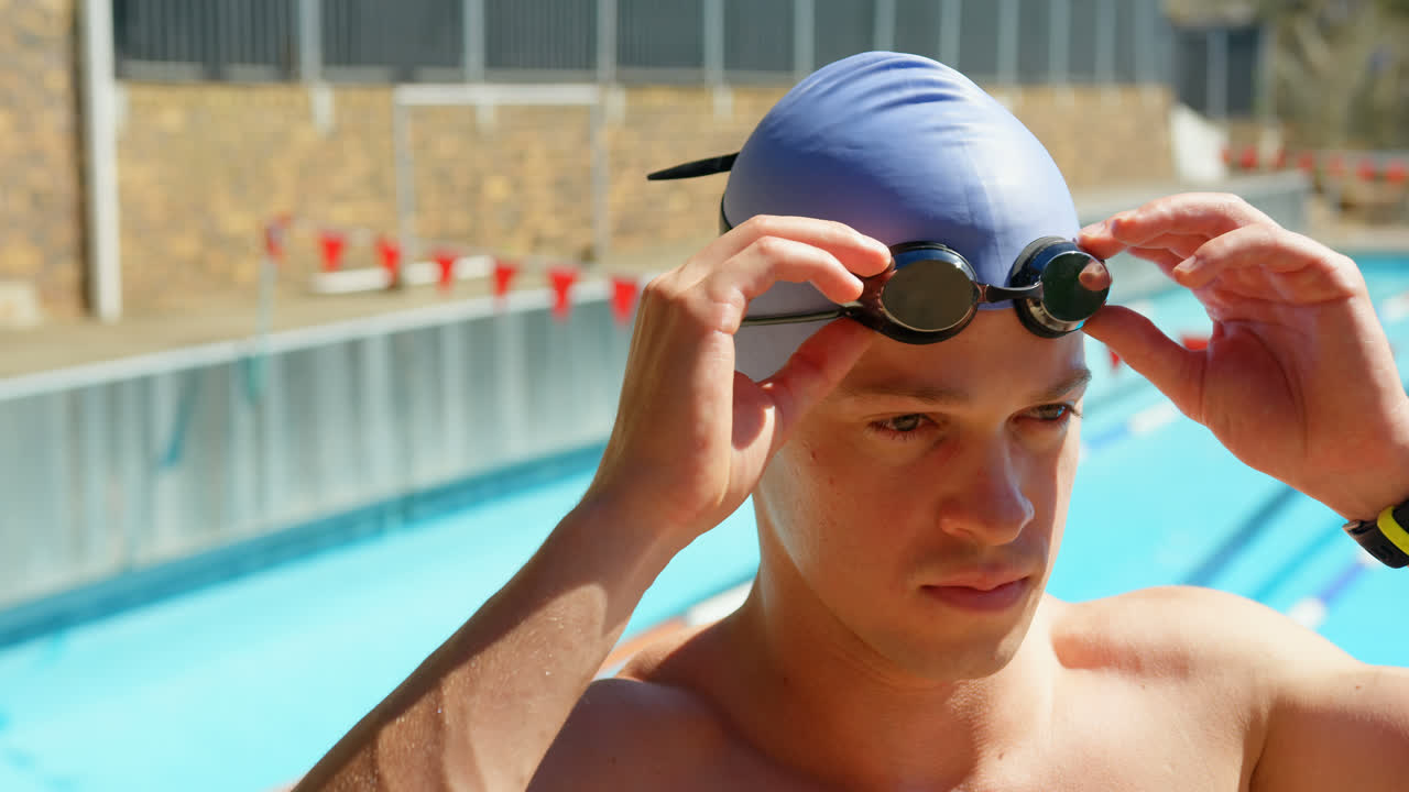 수영장 근처에 서 있는 남자 수영 선수 4k