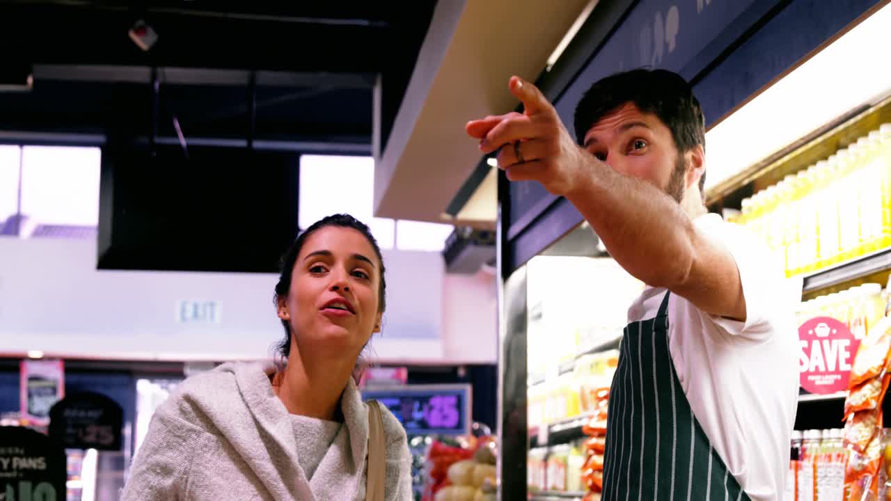 쇼핑을 하는 고객을 돕는 남성 직원