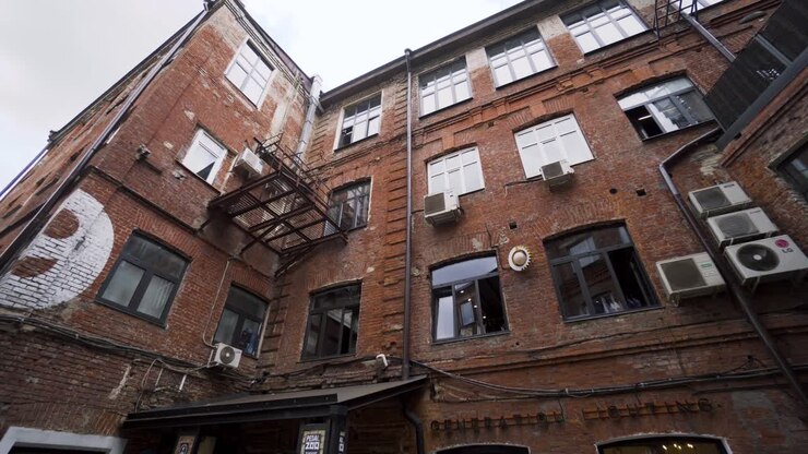 Vecchio edificio di mattoni con scappatoia antincendio