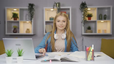 Female-student-waving-to-the-camera.