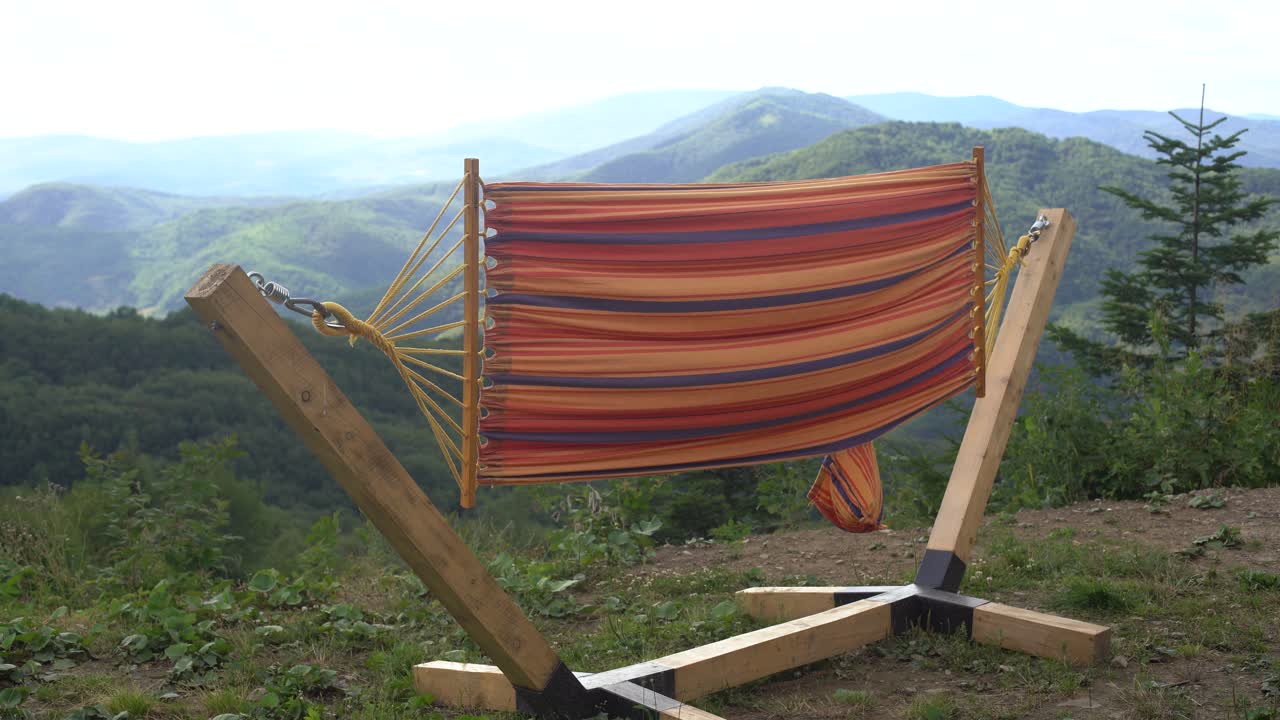 гамак с прекрасным видом на природу на горы. висячий гамак расслабляющий