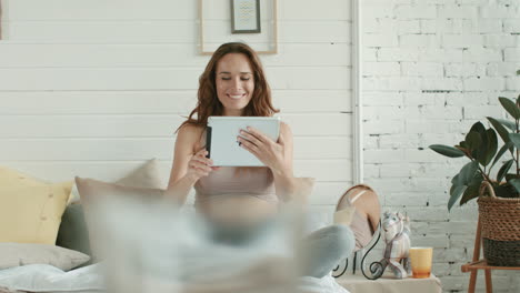 Mujer-Embarazada-Feliz-Mirando-Tableta-En-La-Cama.-Madre-Del-Vientre-Sosteniendo-El-Ipad-En-Casa.