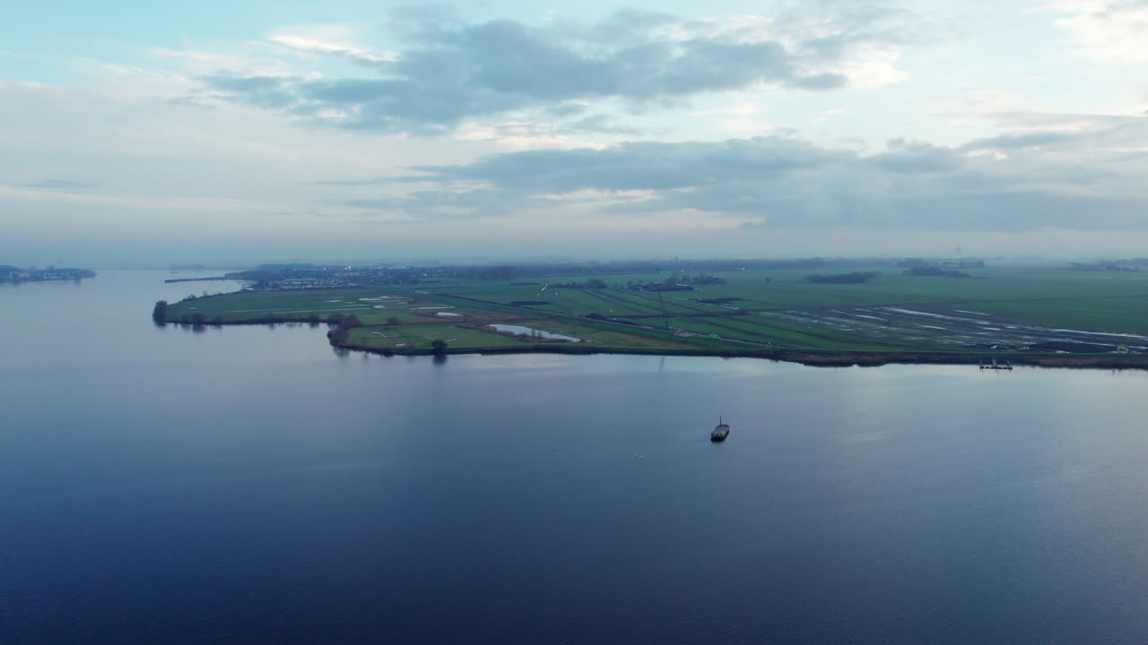 끝없는 네덜란드 풍경과 함께 eemmeer 호수의 외로운 배