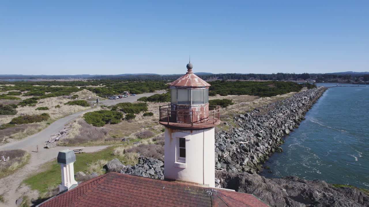 bandon oregon 해안에 있는 coquille river lighthouse의 아름다운 4k 공중 리버스 돌리