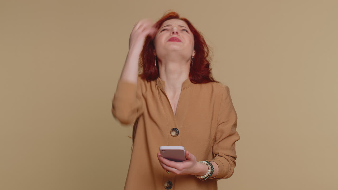 스마트폰 타이핑 브라우징을 사용하는 여성은 갑작스러운 복권 결과에 놀라서 패배하고, 불운을 겪습니다