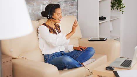 Freelance-woman-turning-on-her-headphones