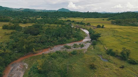 Surigao-Fluss-In-Der-Nähe-Von-Mabini-Während-Des-Regens