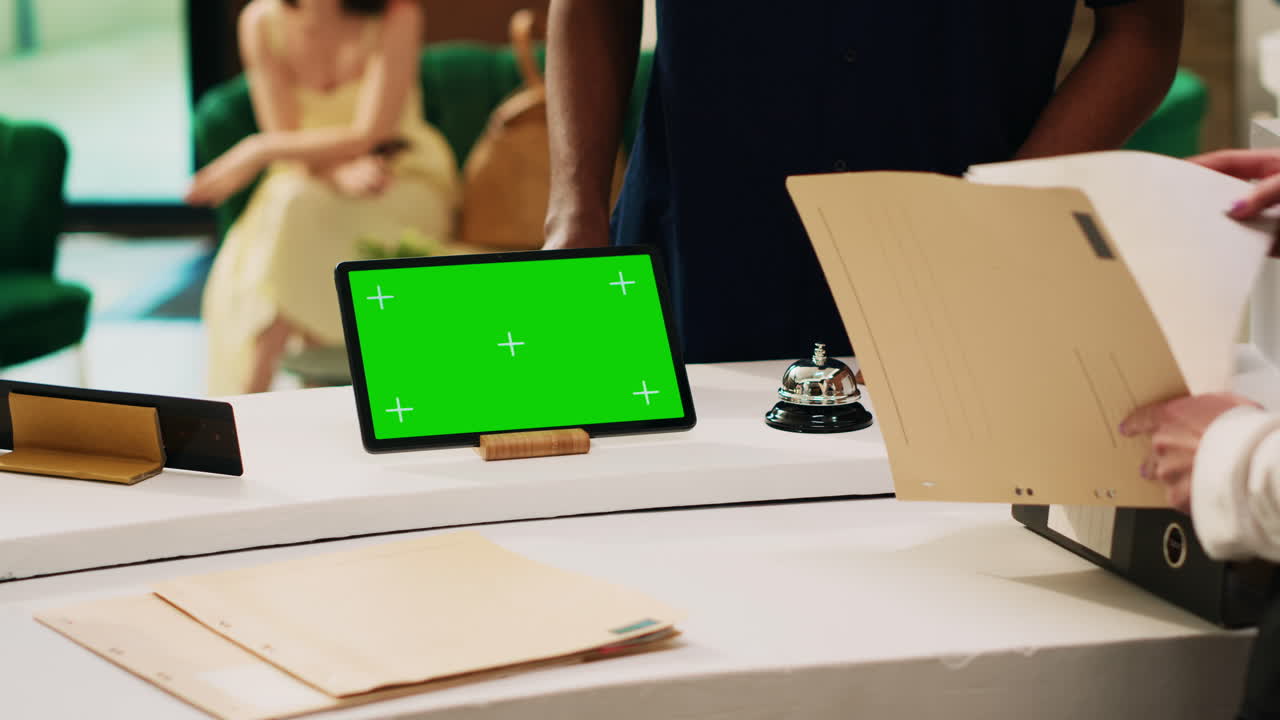 el invitado pregunta por la información de la pantalla verde.