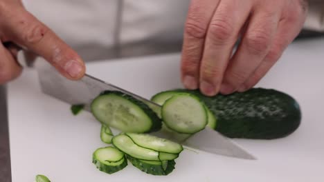 chef cortando pepinos en rodajas