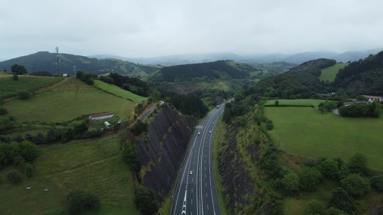 경치 좋은 시골 을 가로지르는 고속도로