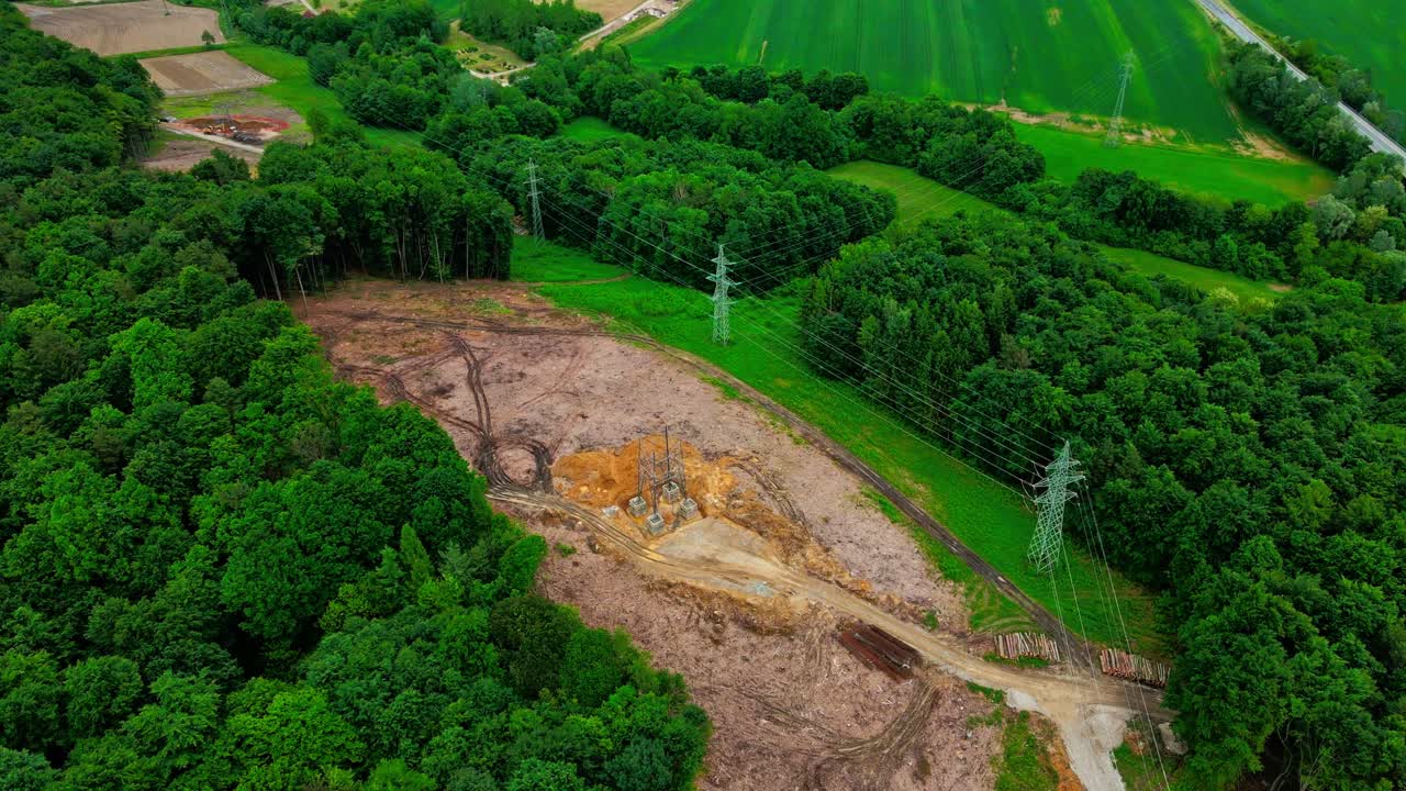 環境の現実の4kドローン映像: 人間の手による急速な森林伐採