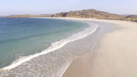 Dynamic-drone-shot-of-Reef-beach-in-Uig,-Isle-of-Lewis-on-the-Outer-Hebrides-of-Scotland